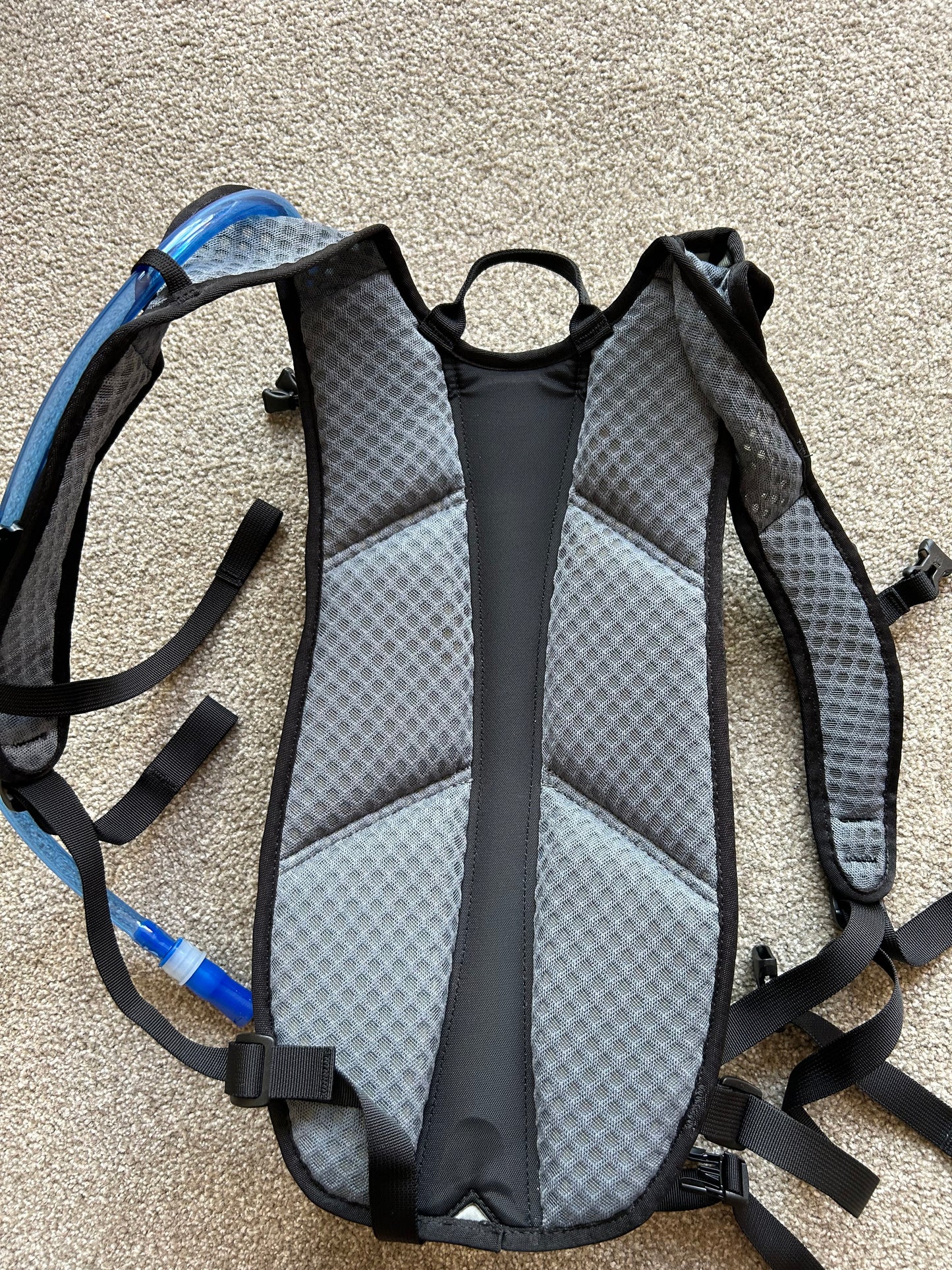 Macpac Amp H2O 2L Hydration Backpack in Black
