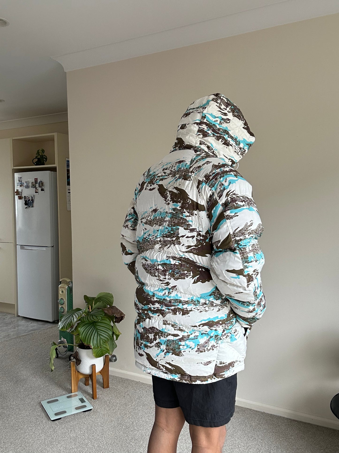 Oakley Avalanche NVL4 snow jacket in a white, brown, and blue camouflage pattern Large