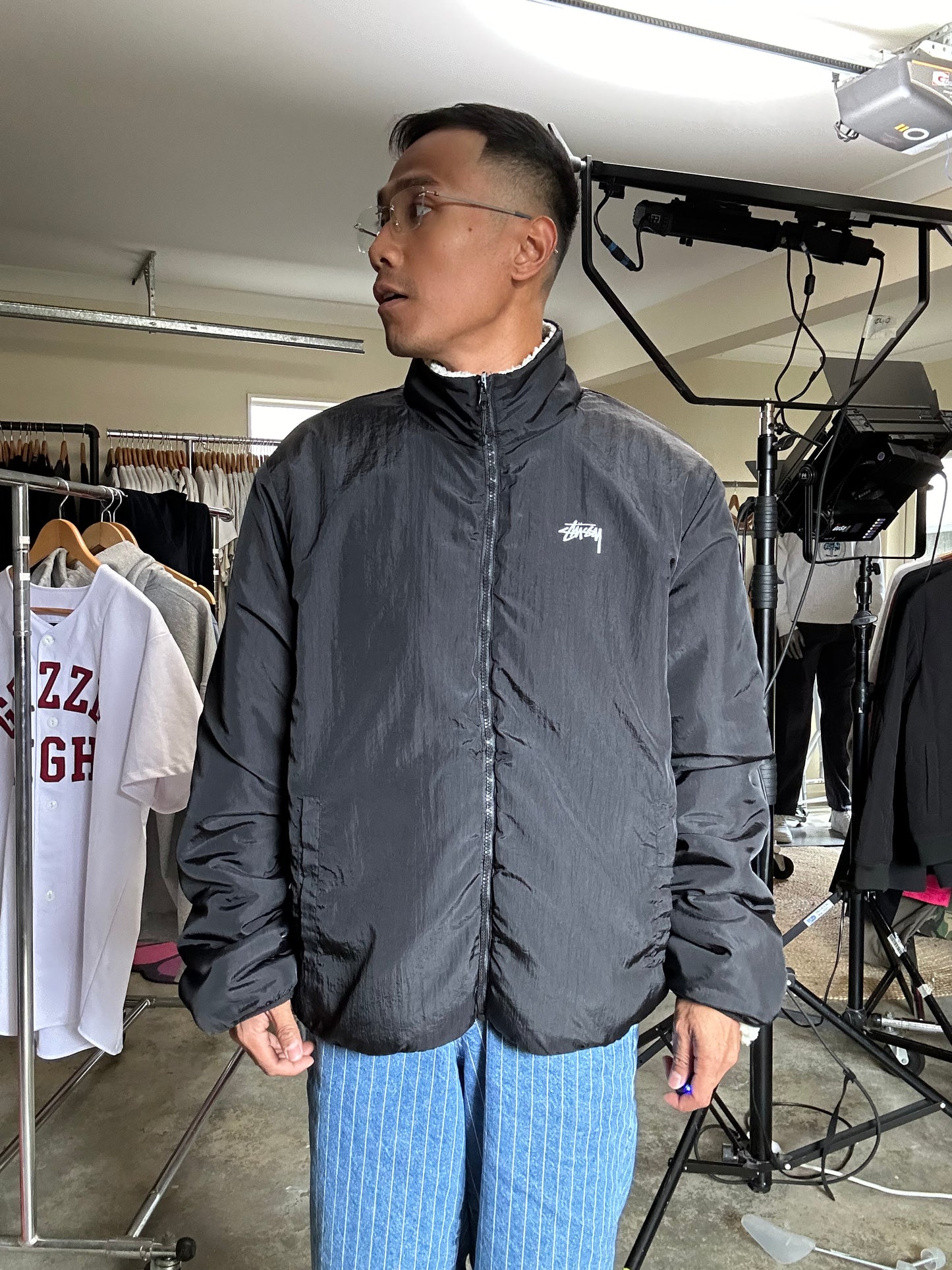 Stüssy 8 Ball Reversible Sherpa Fleece Jacket is a cozy and stylish outerwear piece known for its reversible design and bold 8-ball graphics on the back XL