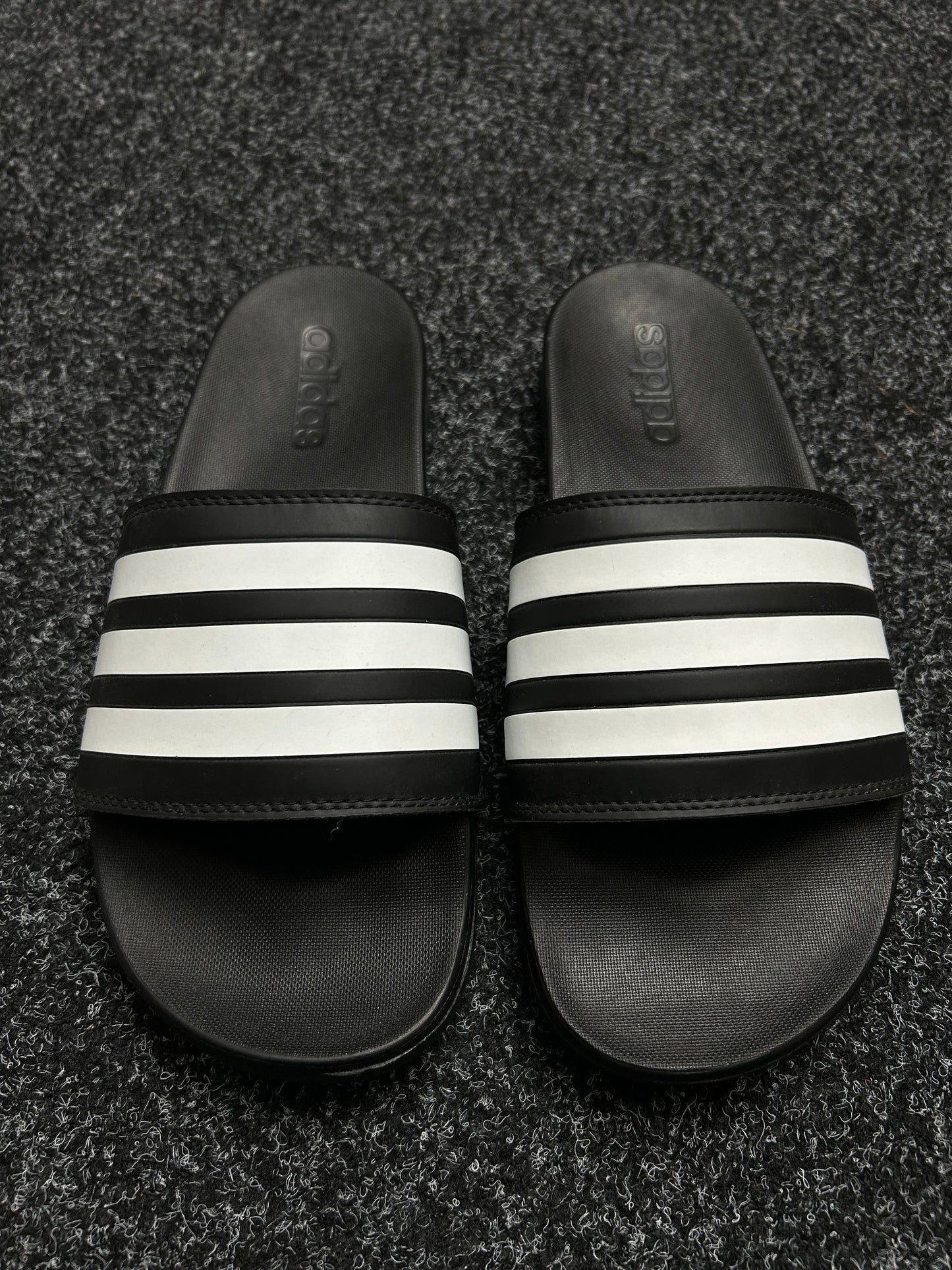 ADILETTE COMFORT SLIDES size 9