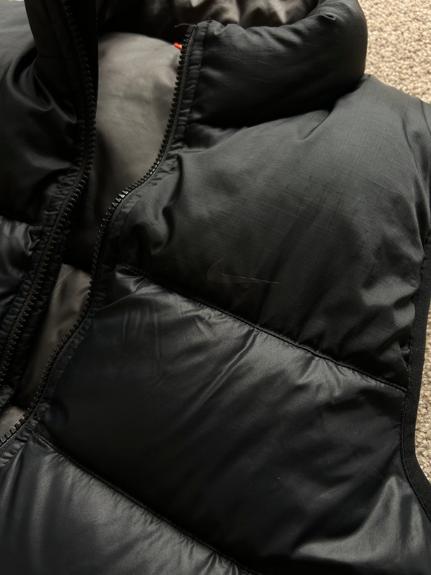 Nike Duck Down Puffer Vest Small Orange Tag Black