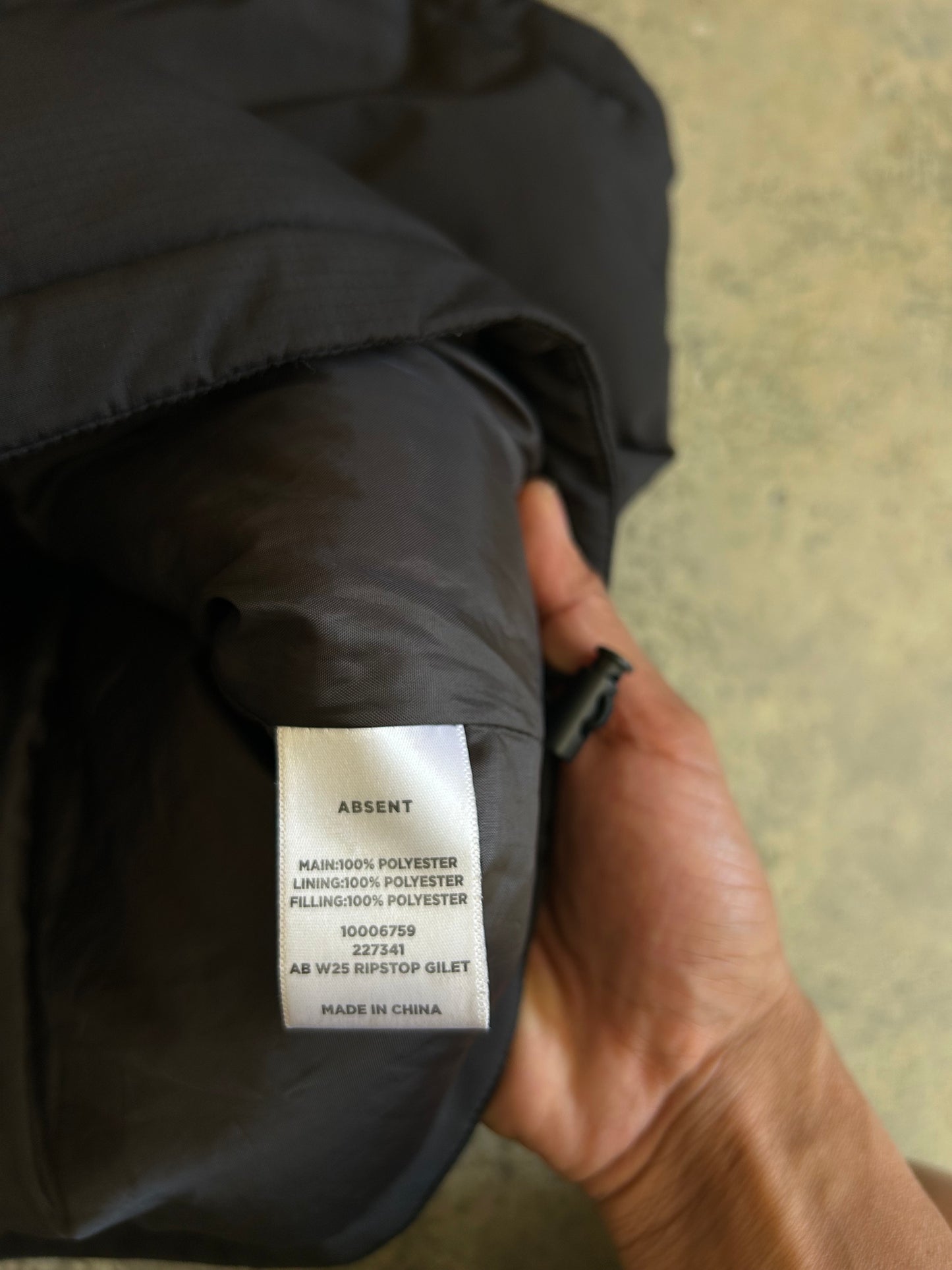 black puffer gilet resembles the Men's Regular Fit Water-repellent puffer vest from Absent XL