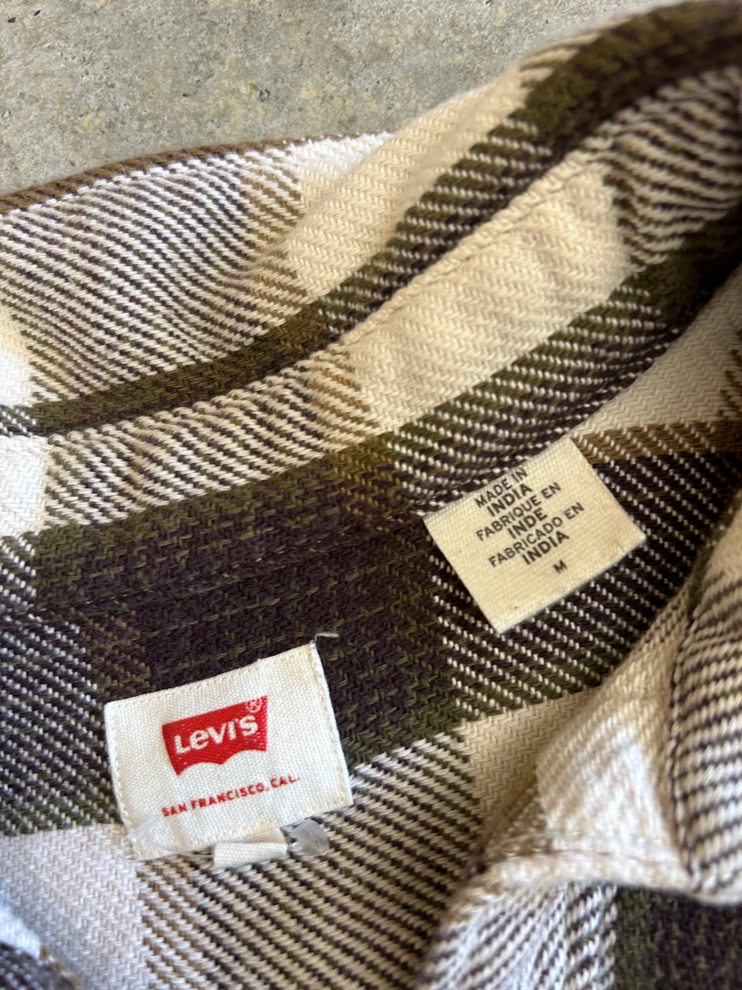 Levi's men's black and white plaid flannel long-sleeve button-up shirt, styled as a worker overshirt Medium Brown