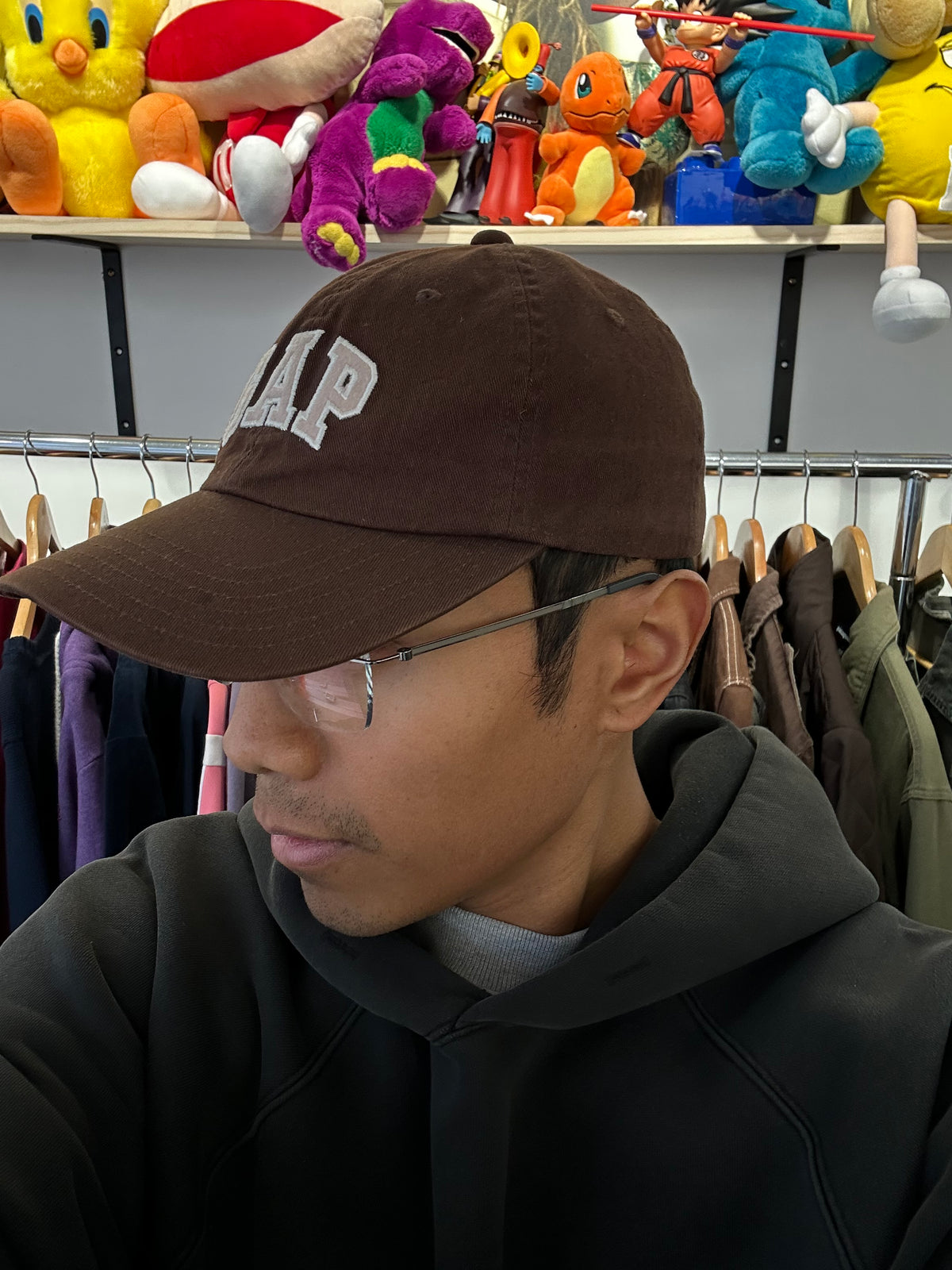 Gap baseball cap features a brown twill design with the brand's logo embroidered on the front OSFa