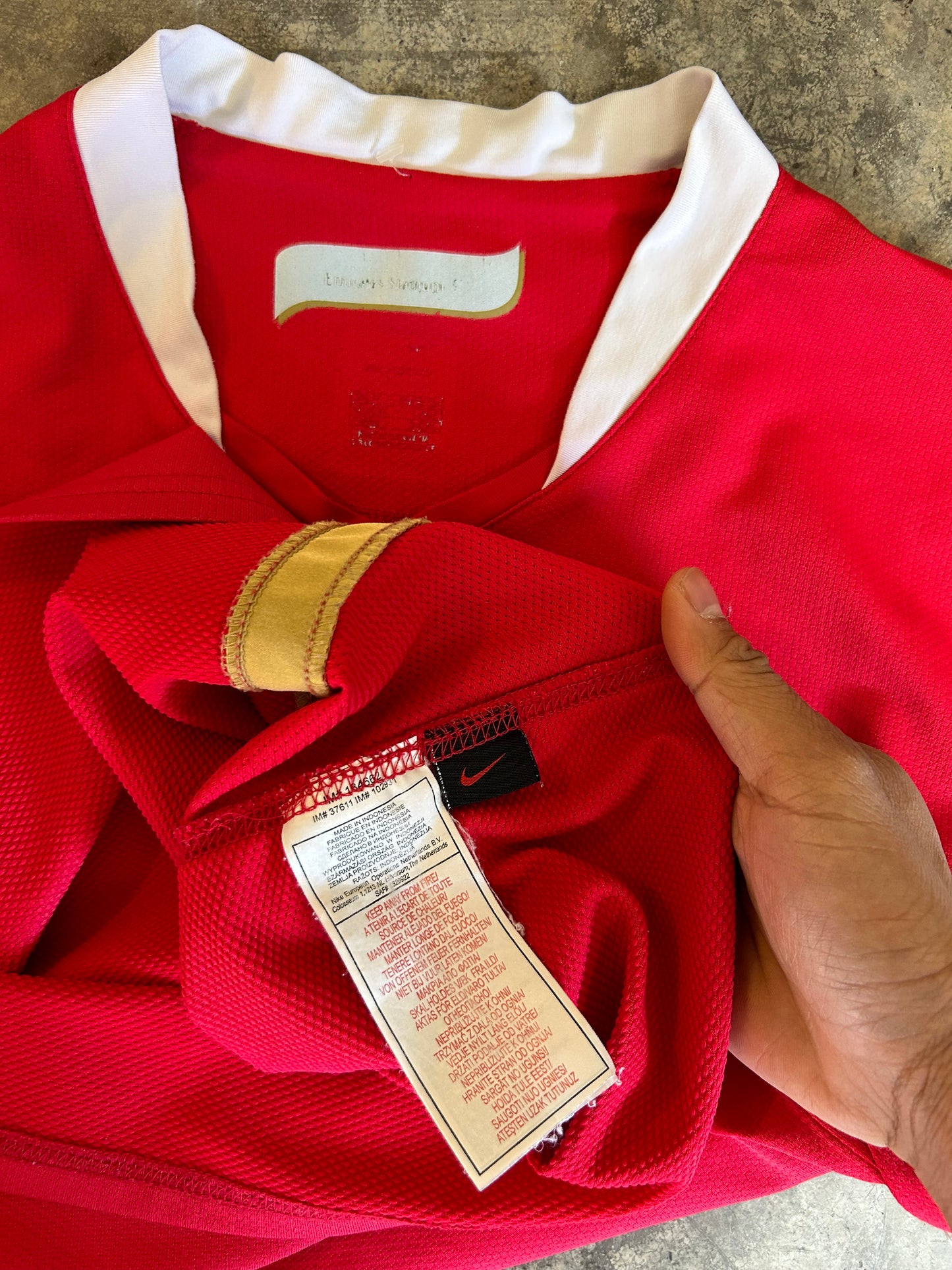 Laege Nike Arsenal Football Jersey from the 2006-2008 home kit. Red