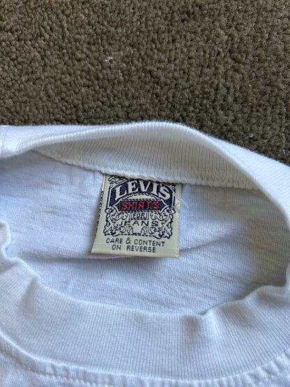 Vintage  Levi's 501 t-shirt features a embroidered "San Francisco, Cal" and "501" graphic across the chest Medium