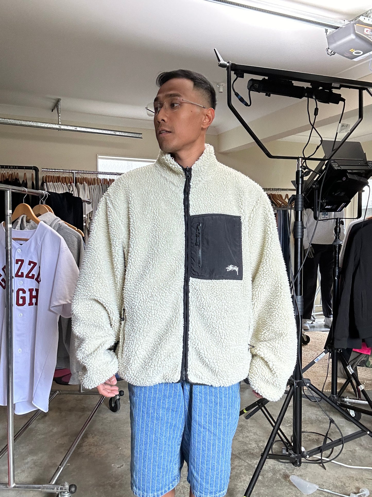 Stüssy 8 Ball Reversible Sherpa Fleece Jacket is a cozy and stylish outerwear piece known for its reversible design and bold 8-ball graphics on the back XL