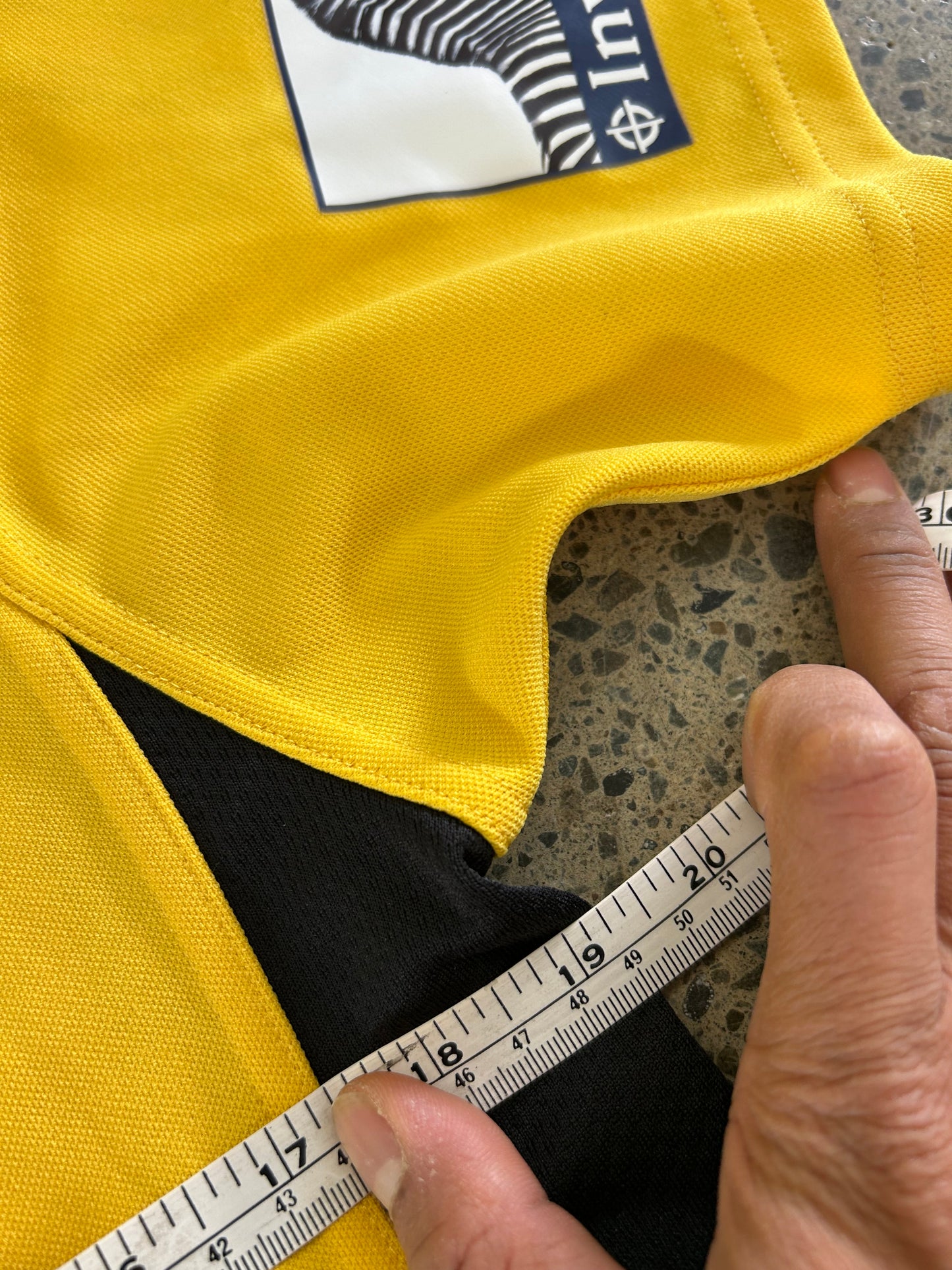 yellow Adidas Wellington Hurricanes Super Rugby home jersey, featuring the "bnz" sponsor logo and Super Rugby branding on the sleeves 2012 Small