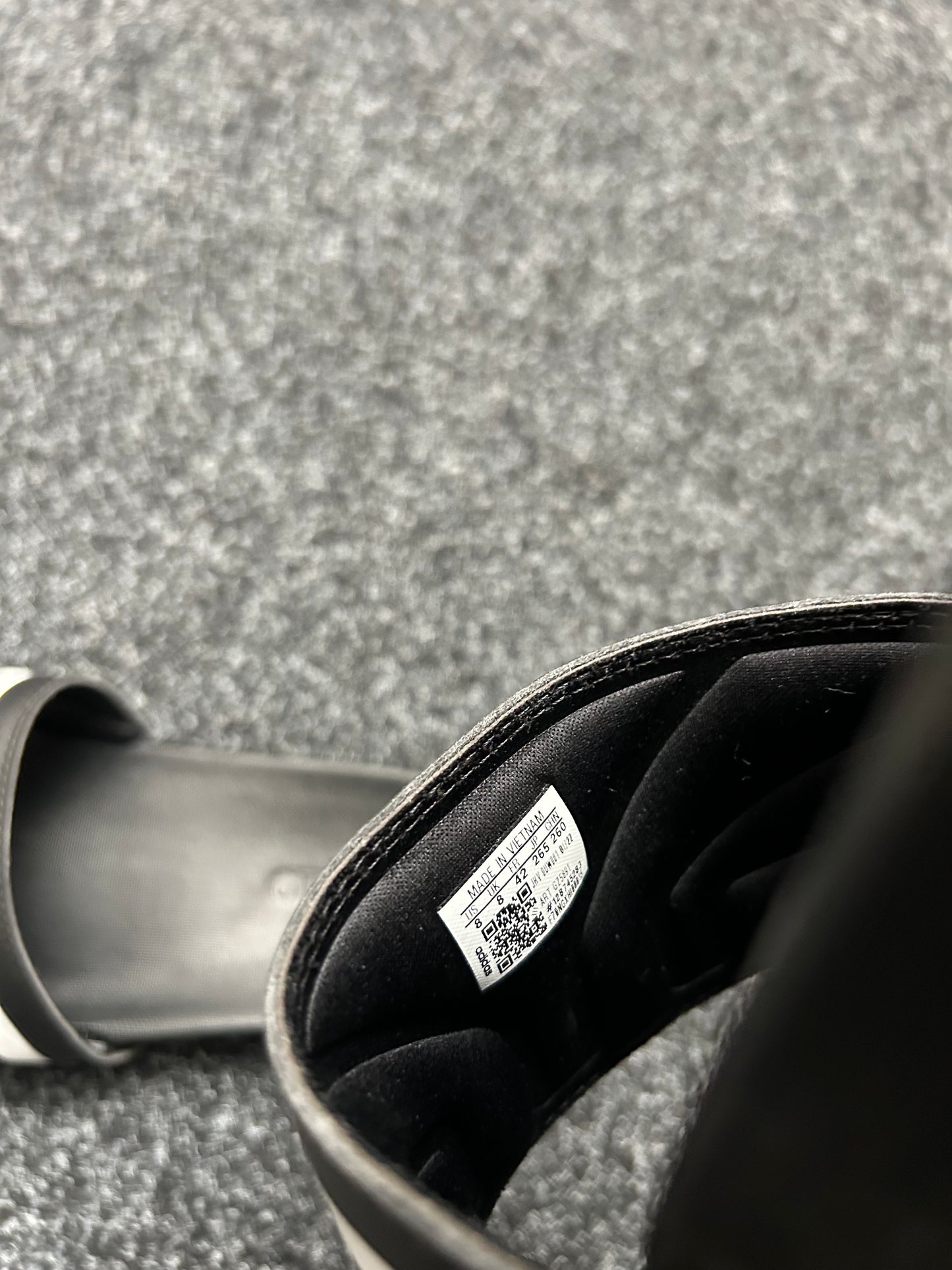 ADILETTE COMFORT SLIDES size 9