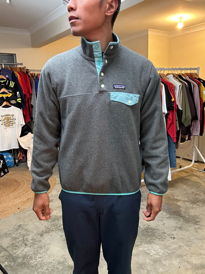 Patagonia Lightweight Synchilla Snap-T Fleece Pullover in dark gray with teal accents Small