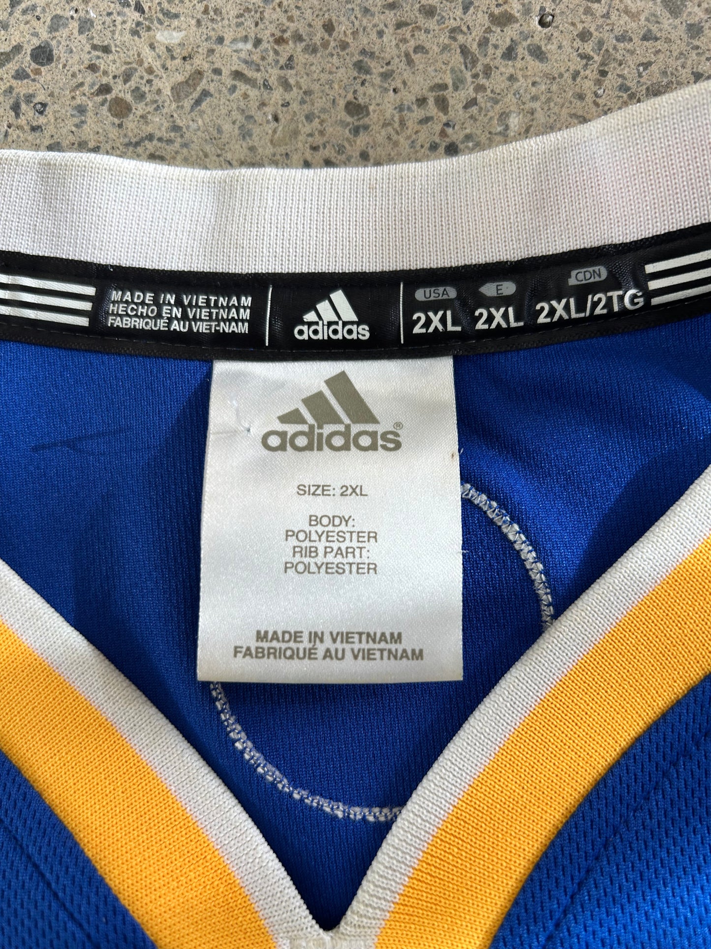 Adidas NBA Swingman jersey featuring the Golden State Warriors team logo and player number 30 for Stephen Curry 2XL