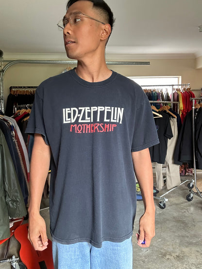 black Led Zeppelin "Mothership" graphic t-shirt featuring a Gildan brand tag Large 2007