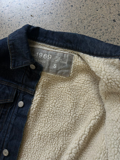 Gap 1969 dark wash denim jacket lined with cozy white sherpa fleece Small