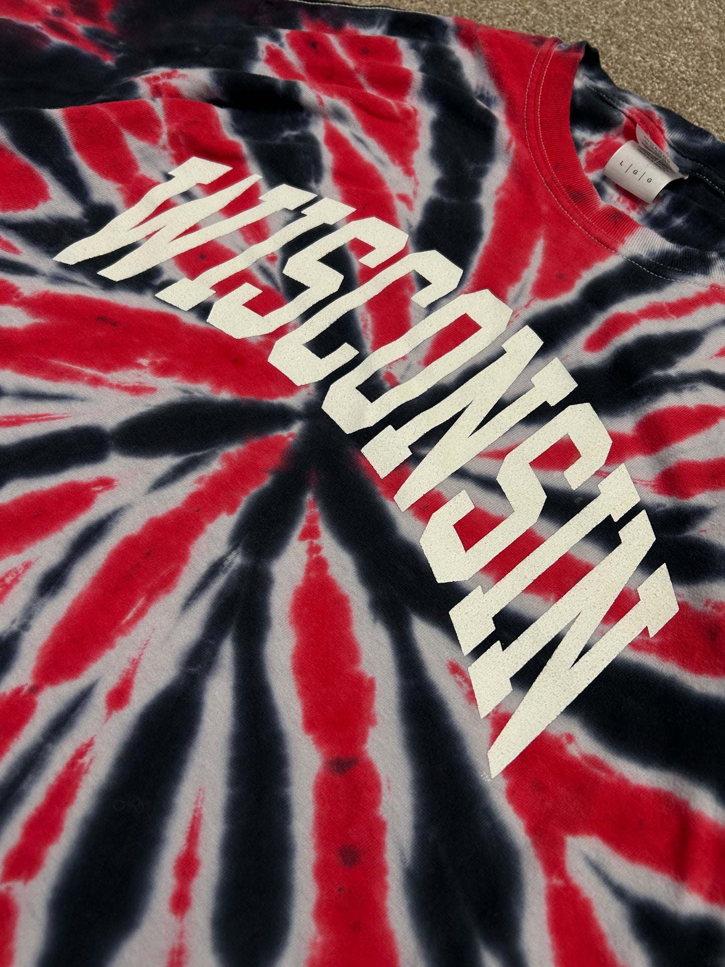 Vintage GILDAN Wisconsin Red and Black Tie Dye T-Shirt Size Large