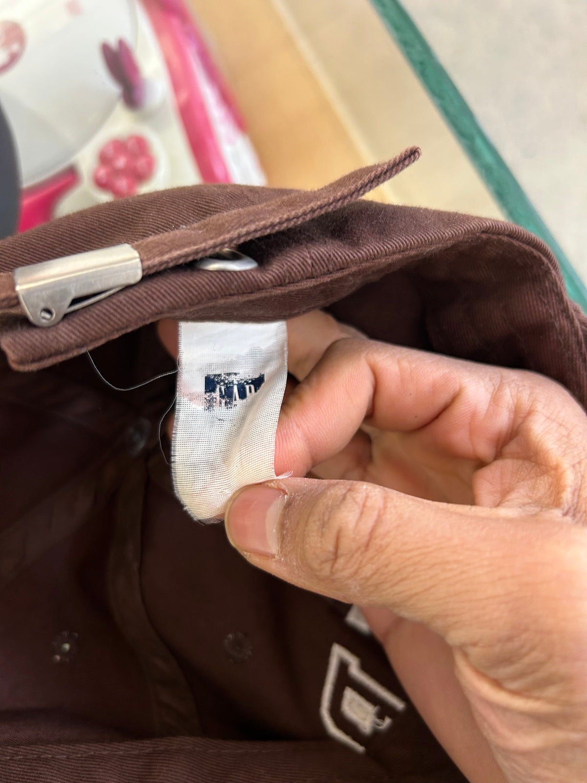Gap baseball cap features a brown twill design with the brand's logo embroidered on the front OSFa