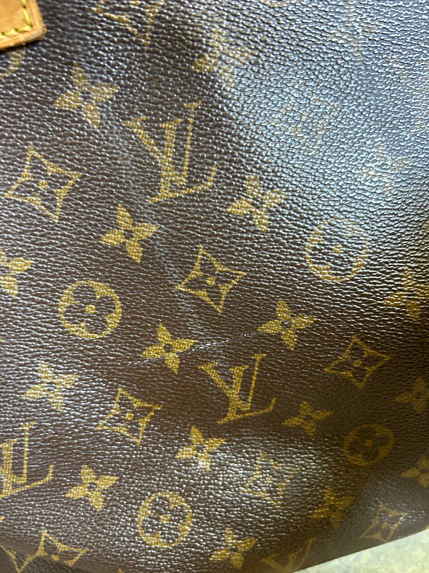 Vintage Louis Vuitton Cabas Mezzo tote bag made of Monogram canvas with natural cowhide leather trim