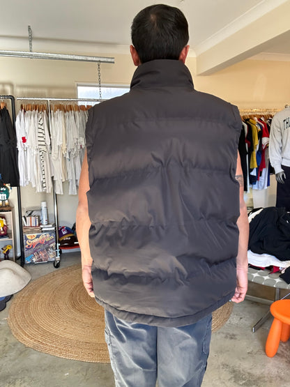 black puffer gilet resembles the Men's Regular Fit Water-repellent puffer vest from Absent XL