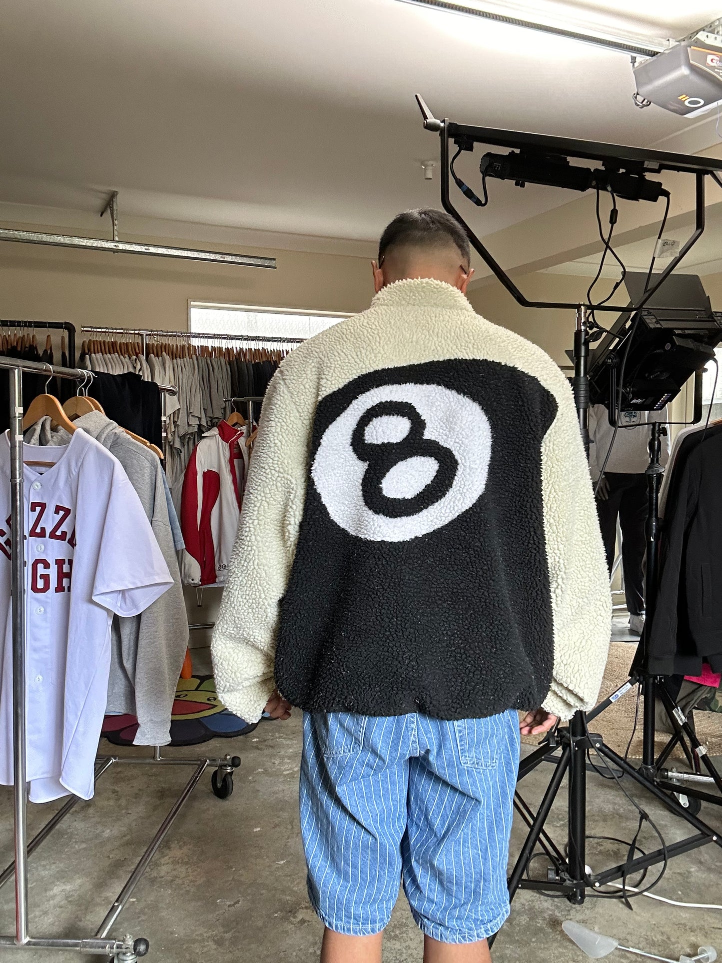 Stüssy 8 Ball Reversible Sherpa Fleece Jacket is a cozy and stylish outerwear piece known for its reversible design and bold 8-ball graphics on the back XL
