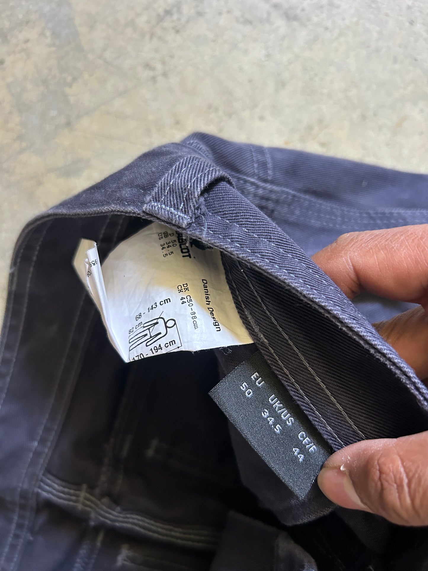 Mascot Kneepad Pockets: These pants feature integrated, bottom-loading pockets designed for kneepad inserts, essential for manual labor. size 34 Grey