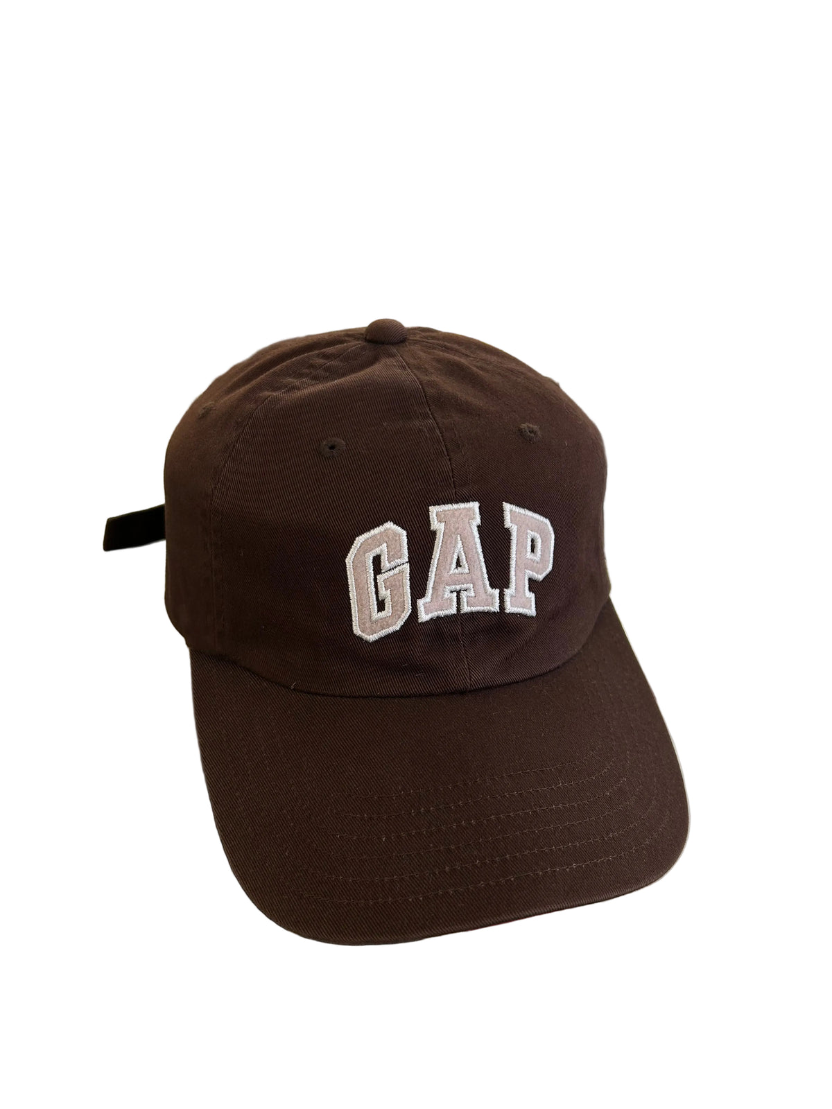 Gap baseball cap features a brown twill design with the brand's logo embroidered on the front OSFa