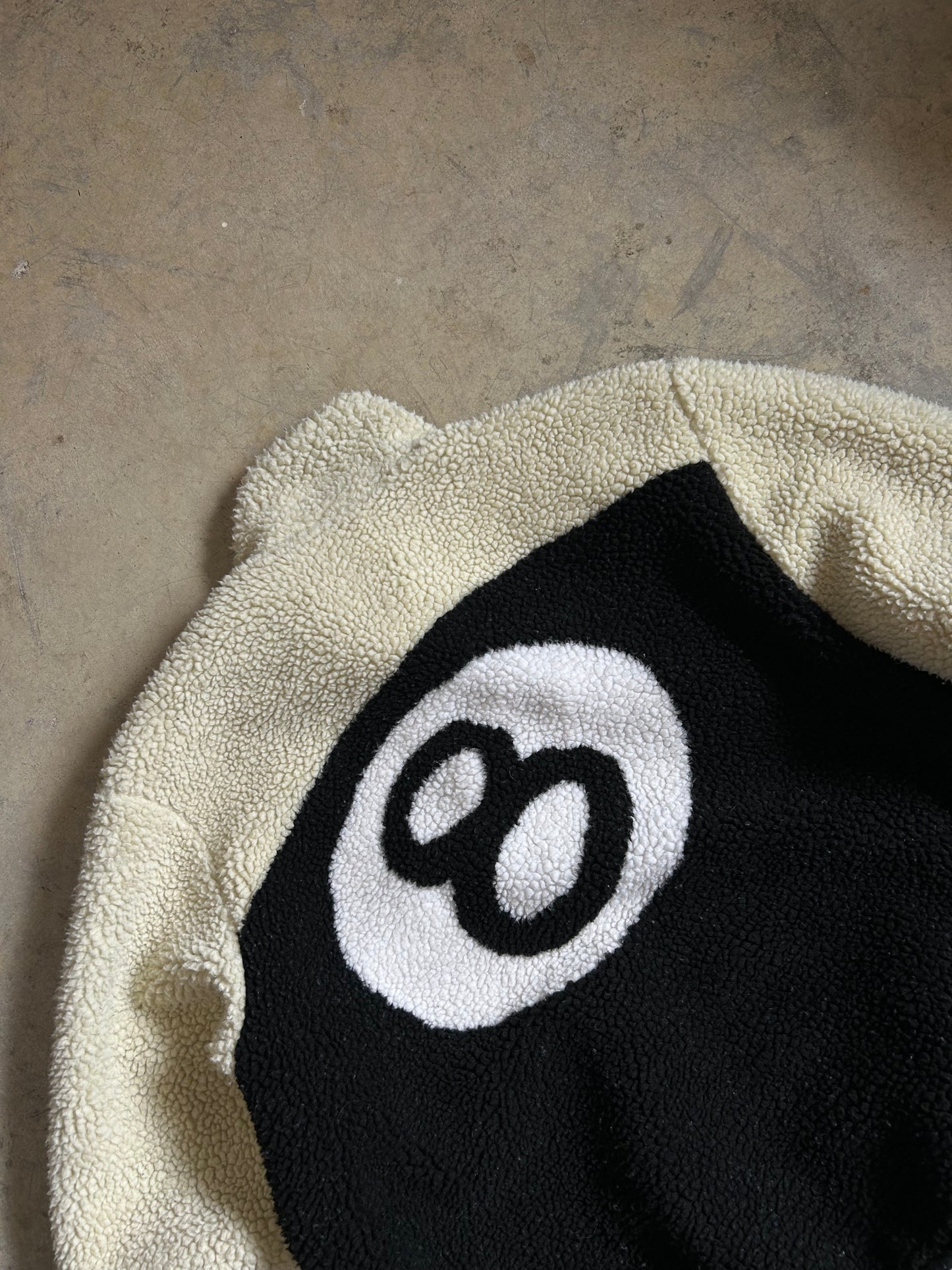 Stüssy 8 Ball Reversible Sherpa Fleece Jacket is a cozy and stylish outerwear piece known for its reversible design and bold 8-ball graphics on the back XL