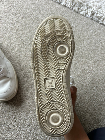 Veja V12 Cream Size 10 Women's 9 Mens