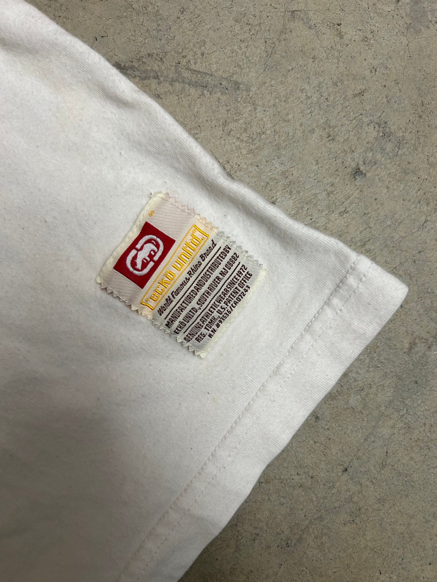 white Ecko Unltd. graphic t-shirt featuring a graffiti-style design 2XL