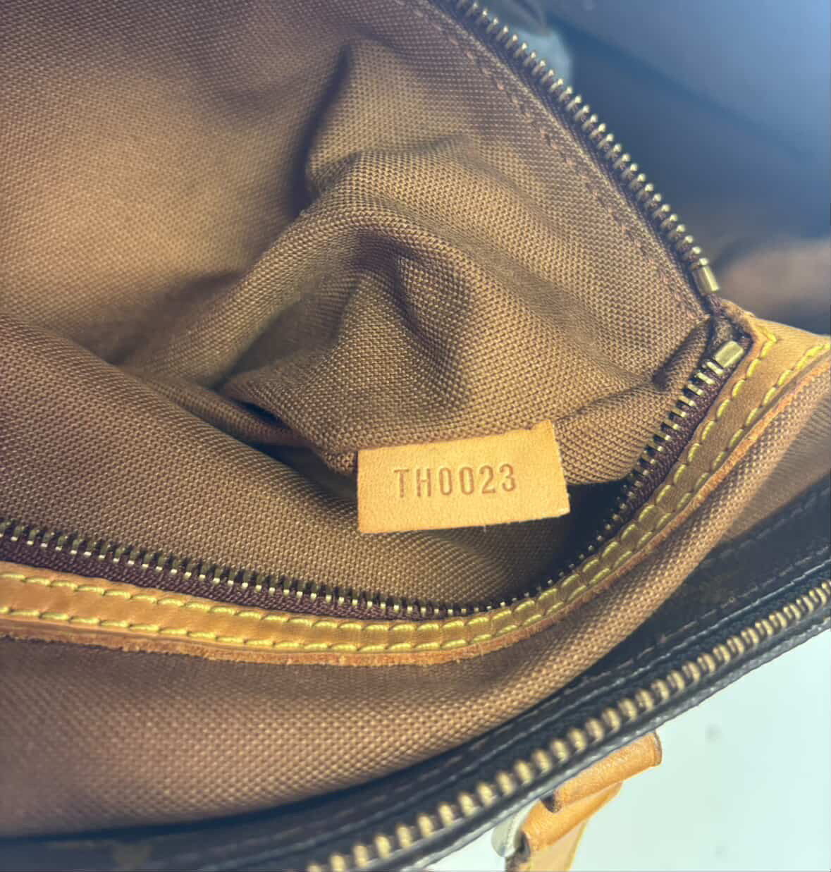 Vintage Louis Vuitton Cabas Mezzo tote bag made of Monogram canvas with natural cowhide leather trim