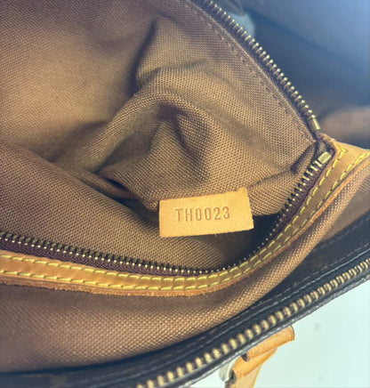 Vintage Louis Vuitton Cabas Mezzo tote bag made of Monogram canvas with natural cowhide leather trim