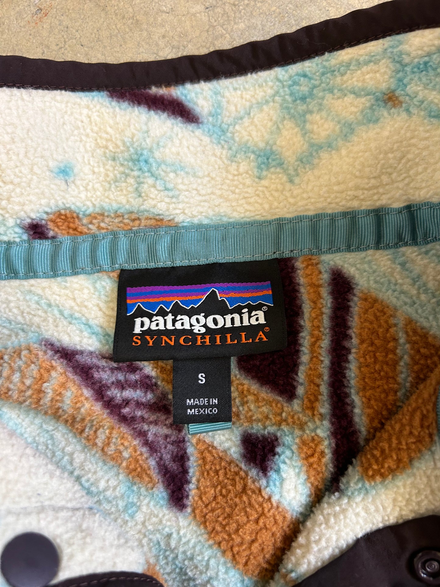 Patagonia Men's Lightweight Synchilla Snap-T Fleece Pullover in the Harvest Moon Owl Feathers pattern Small