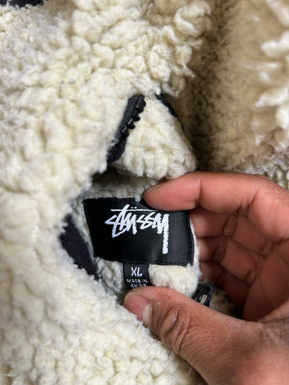 Stüssy 8 Ball Reversible Sherpa Fleece Jacket is a cozy and stylish outerwear piece known for its reversible design and bold 8-ball graphics on the back XL