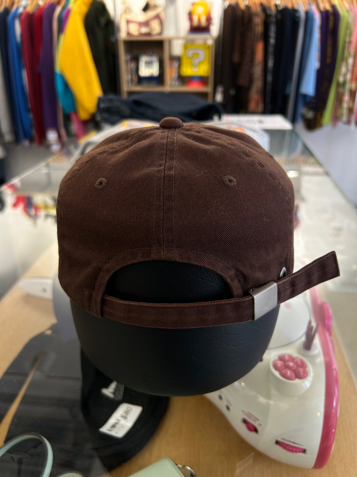 Gap baseball cap features a brown twill design with the brand's logo embroidered on the front OSFa