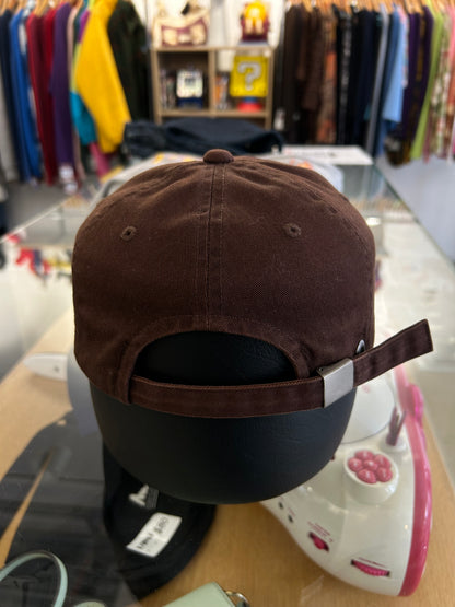 Gap baseball cap features a brown twill design with the brand's logo embroidered on the front OSFa