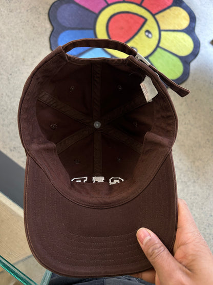 Gap baseball cap features a brown twill design with the brand's logo embroidered on the front OSFa