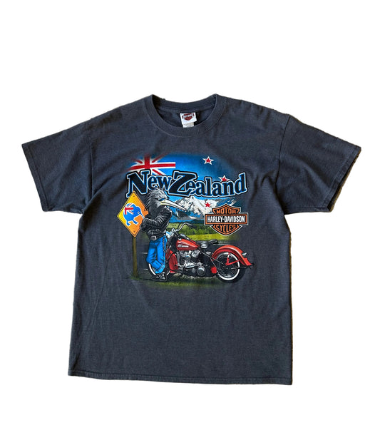 vintage  Harley-Davidson "New Zealand" graphic t-shirt featuring a kiwi bird character in a leather jacket next to a red motorcycle Palmerston North Latge