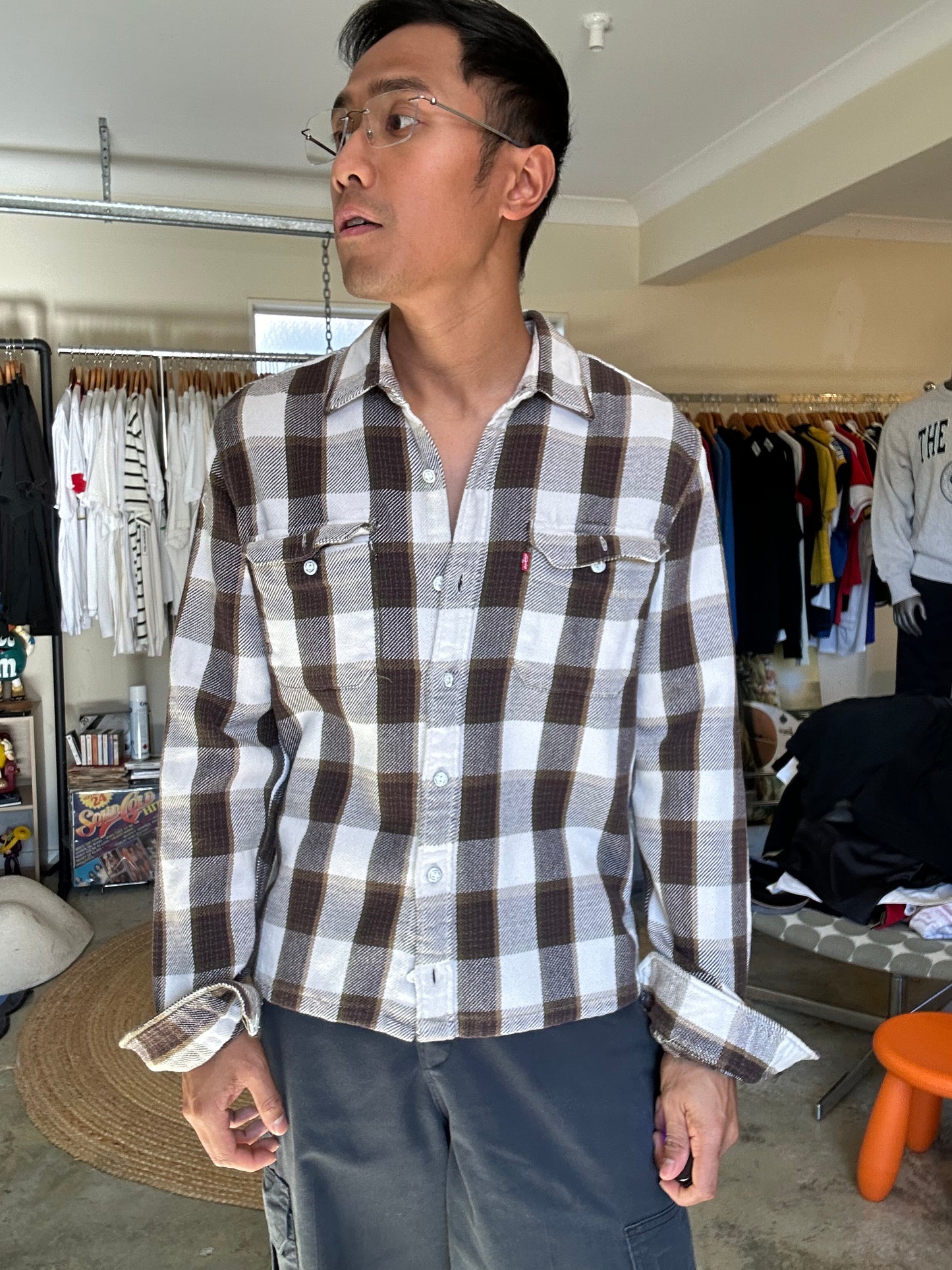Levi's men's black and white plaid flannel long-sleeve button-up shirt, styled as a worker overshirt Medium Brown
