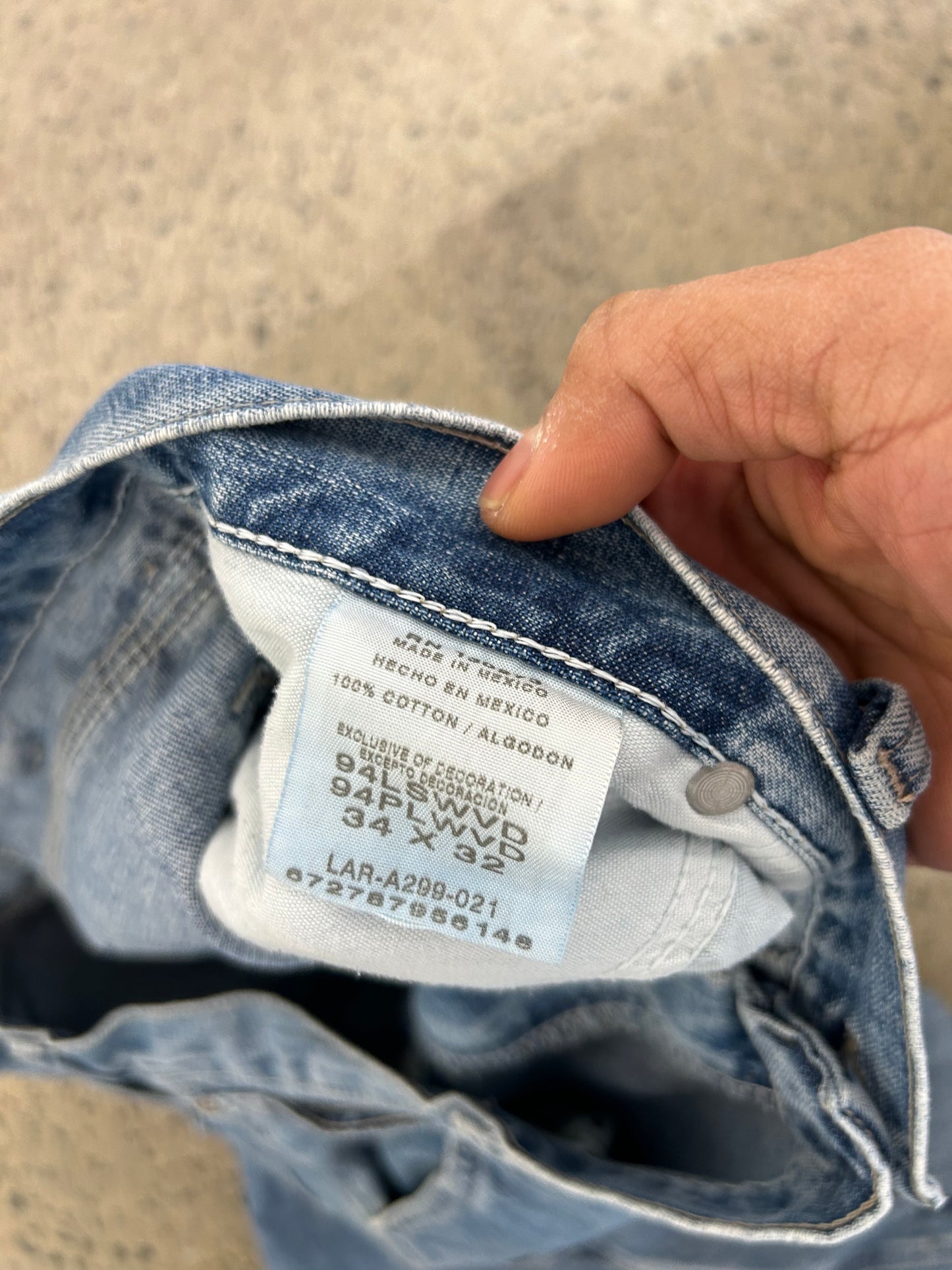 Wrangler carpenter pants feature a classic hammer loop and utility pockets on the side size 34 Blue