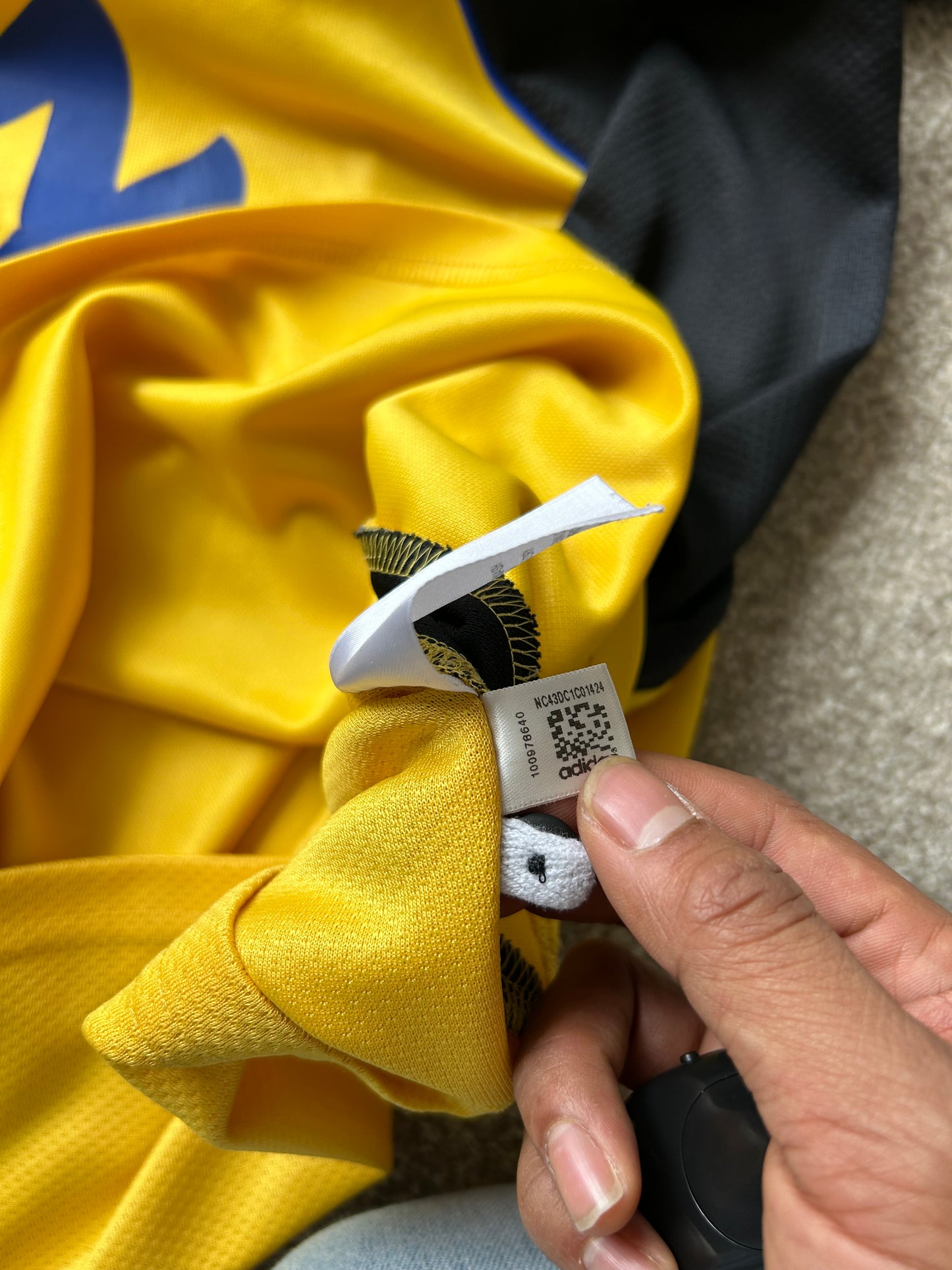 Adidas Hurricanes Super Rugby Jersey from the 2010/2011 season XL Yellow