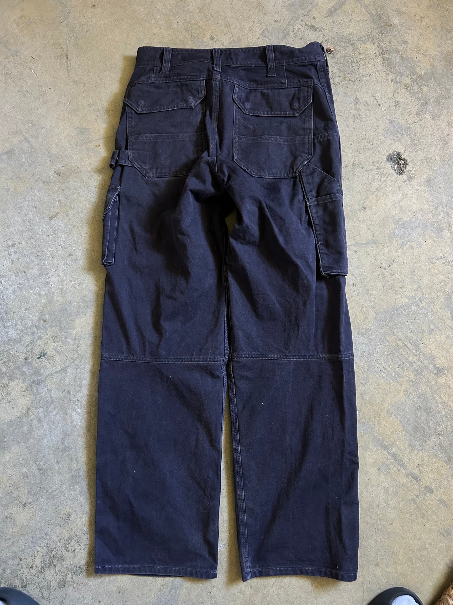 Mascot Kneepad Pockets: These pants feature integrated, bottom-loading pockets designed for kneepad inserts, essential for manual labor. size 34 Grey