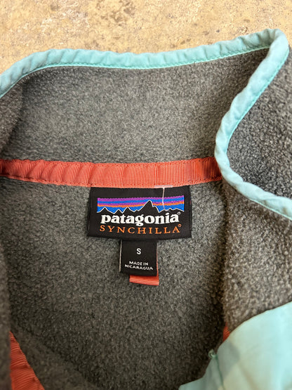 Patagonia Lightweight Synchilla Snap-T Fleece Pullover in dark gray with teal accents Small