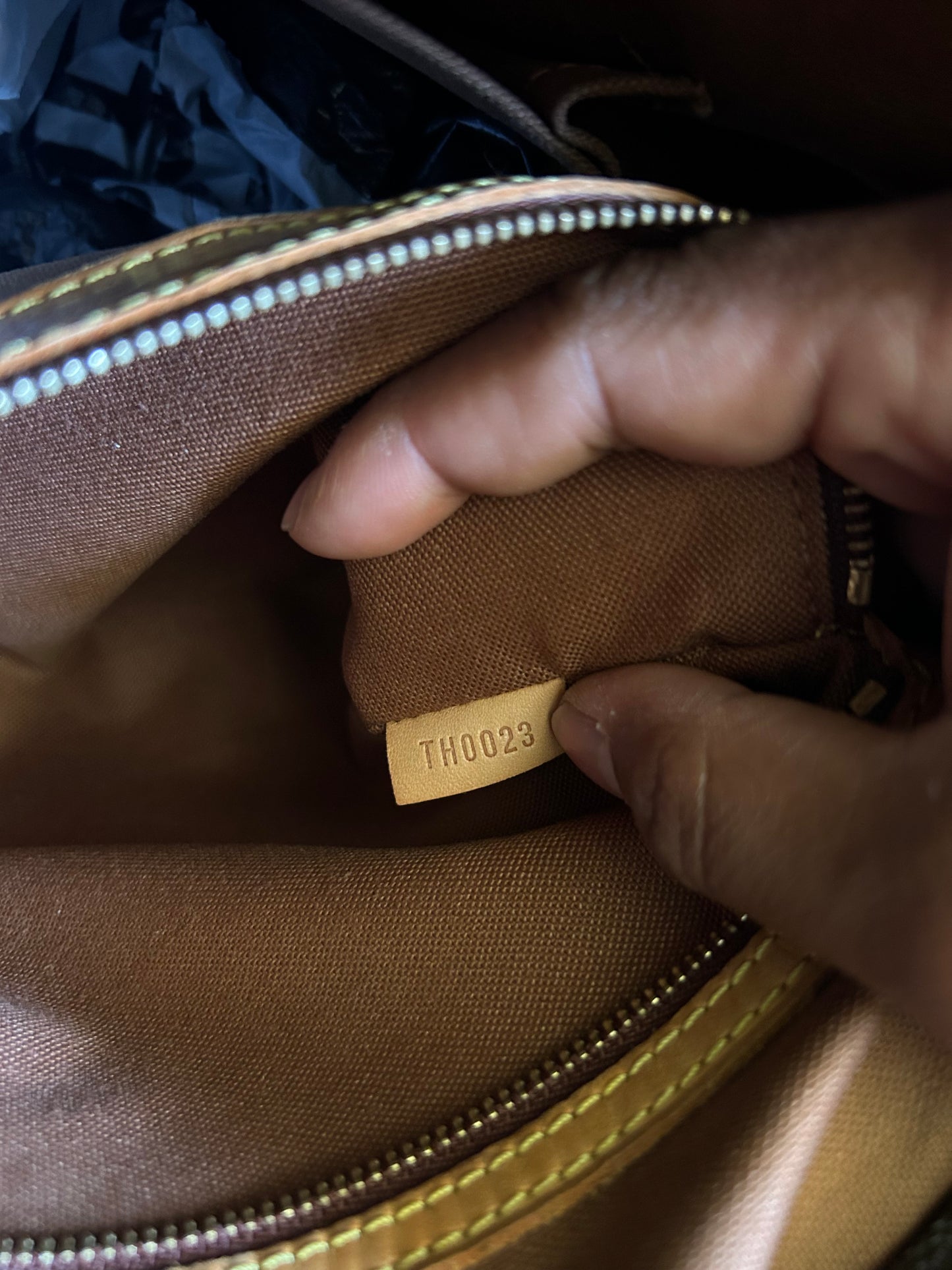 Vintage Louis Vuitton Cabas Mezzo tote bag made of Monogram canvas with natural cowhide leather trim