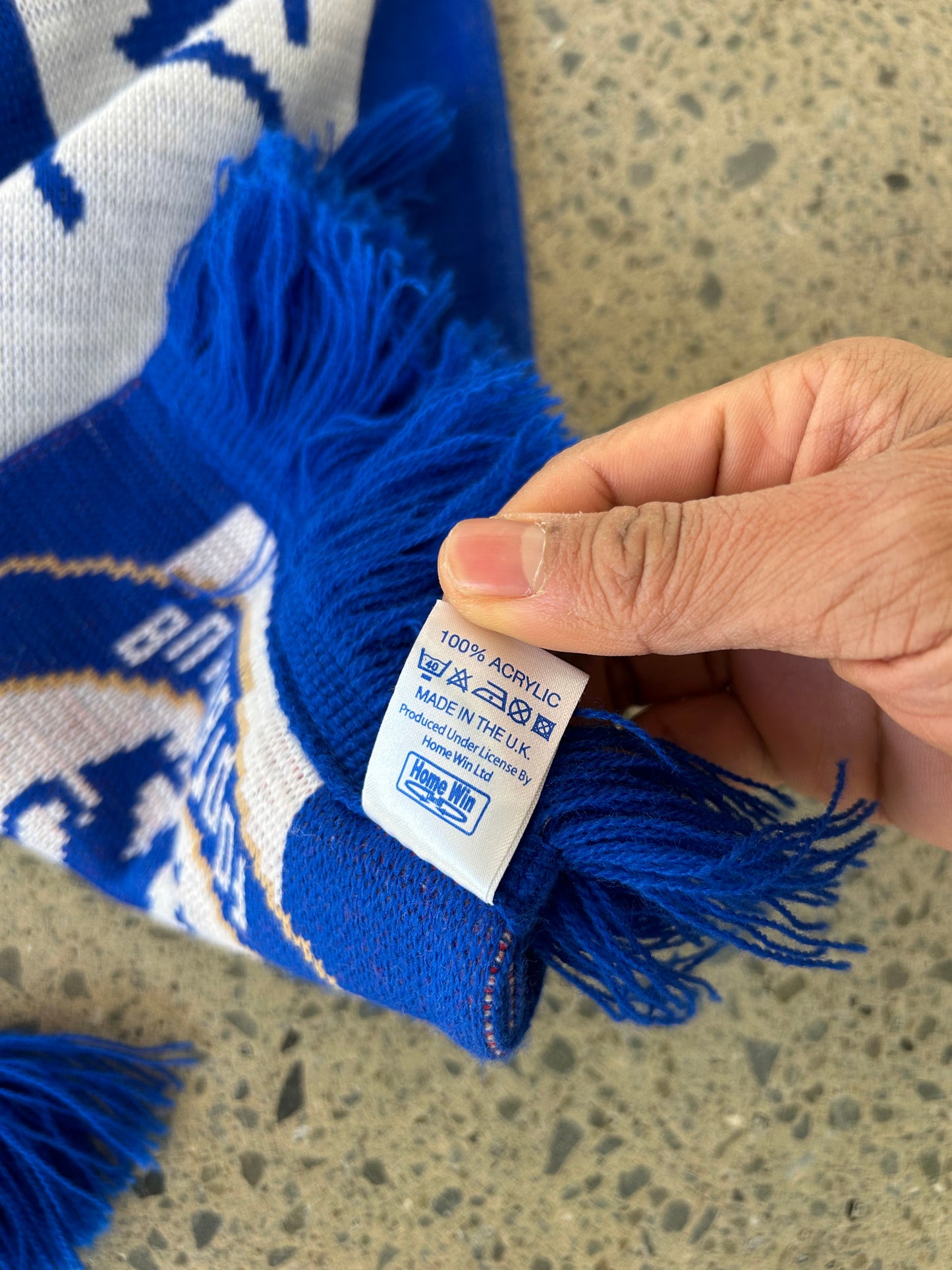 official Chelsea FC bar scarf is knitted with the club crest