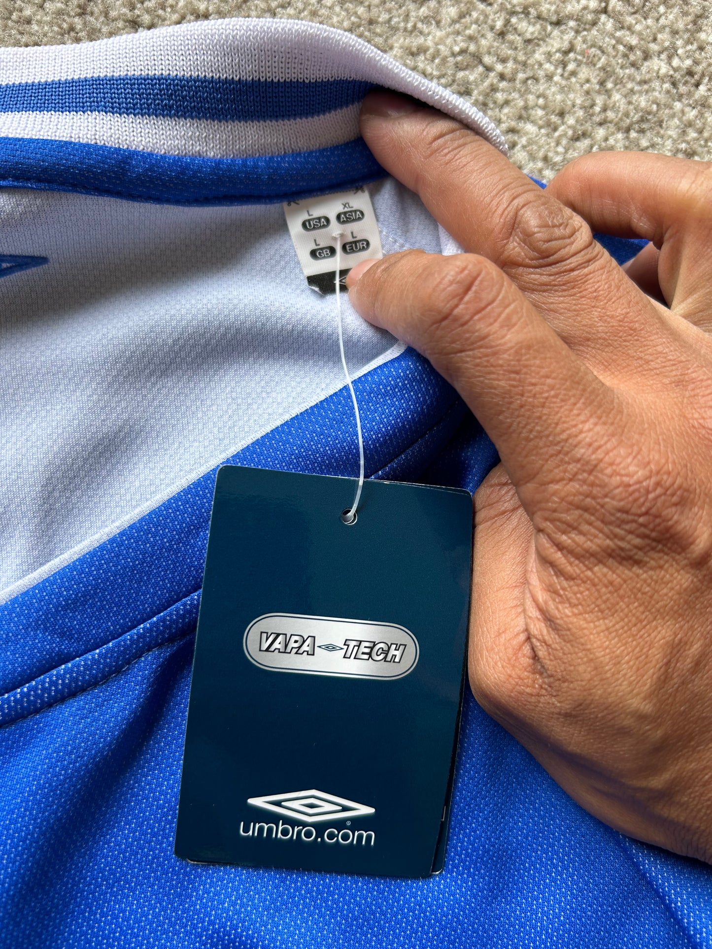 vibrant blue Umbro performance jersey featuring a V-neck design and white piping details XL