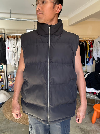 black puffer gilet resembles the Men's Regular Fit Water-repellent puffer vest from Absent XL